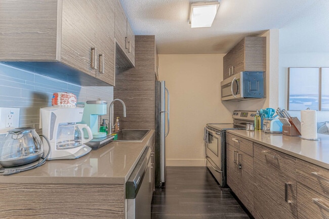 Building Photo - 2409 Town Lake Cir