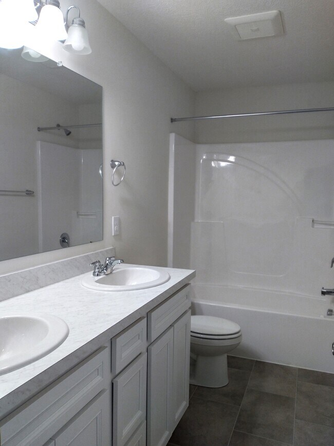Building Photo - 410 Cottontail Ct