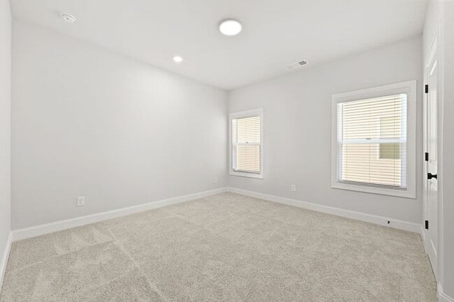 Building Photo - Beautiful 5 bedroom house in Bellmoore Par...