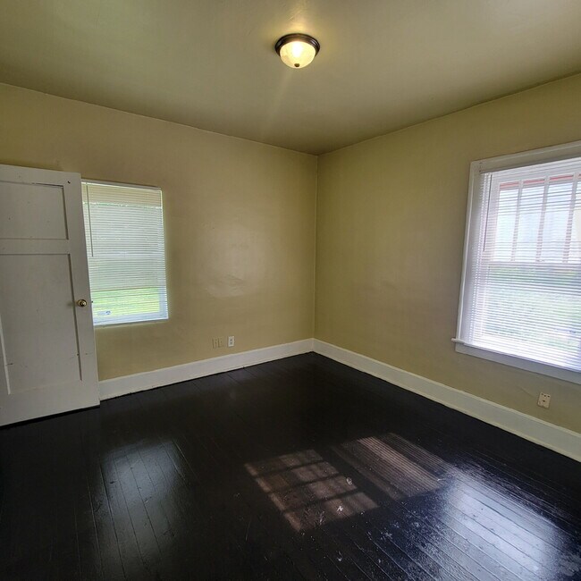 Building Photo - "Charming 3-Bed Oasis with Full Bath on East New York Street, Indianapolis!"