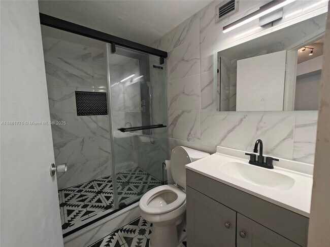 Building Photo - 905 Brickell Bay Dr