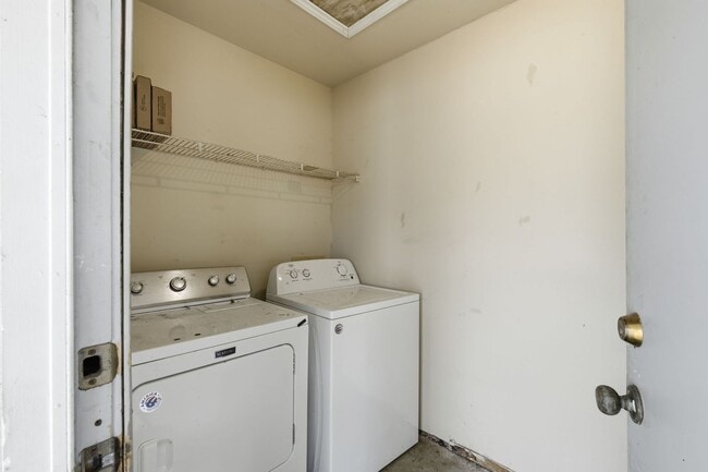 Building Photo - 2129 Andover Dr