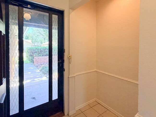Building Photo - 3 Bedroom, 2 Bath Home in Burleson - Great Location!