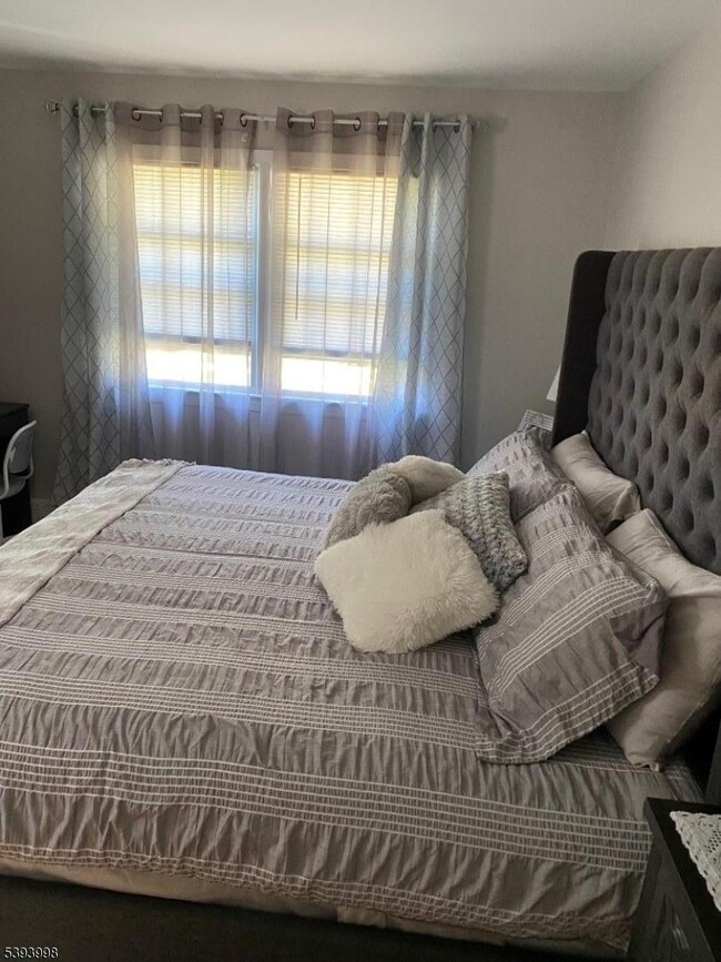 Building Photo - 549 Broughton Ave