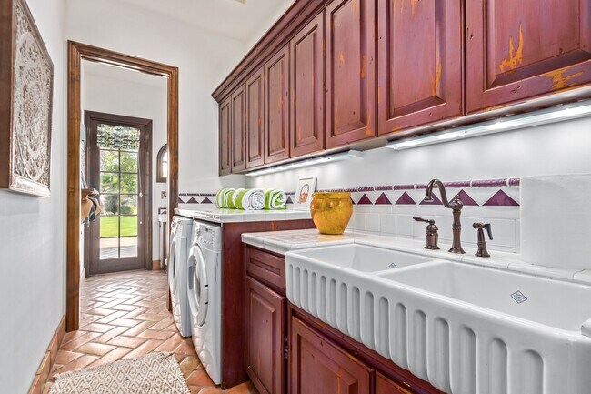 Building Photo - MUST SEE!!! FULLY-FURNISHED LUXURIOUS 6 Be...