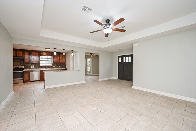 Building Photo - 15723 Creekhaven Dr