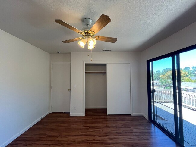 Building Photo - Downtown Duplex