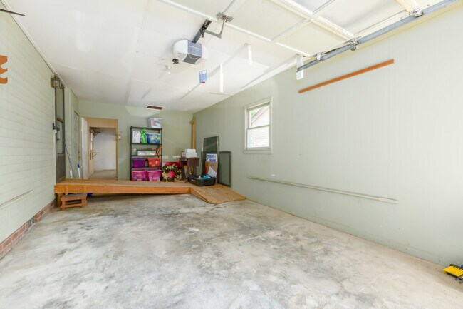 1-car garage - 1500 Brookdale Dr