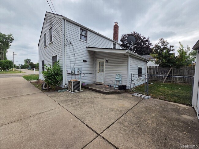 Building Photo - 1031 Arthur Ave