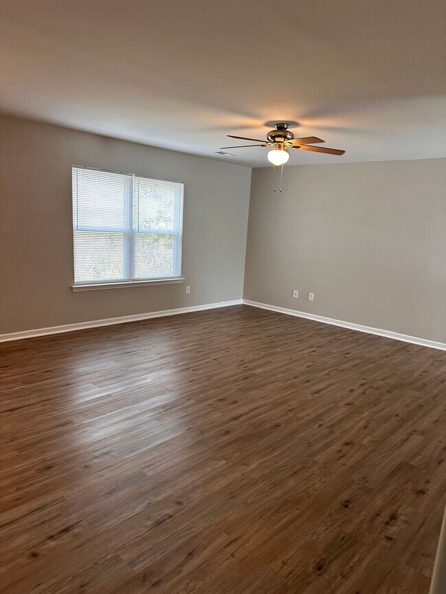 Building Photo - Great home in quiet neighborhood