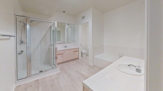 Building Photo - Beautiful 2 Bedroom Condo In Encino
