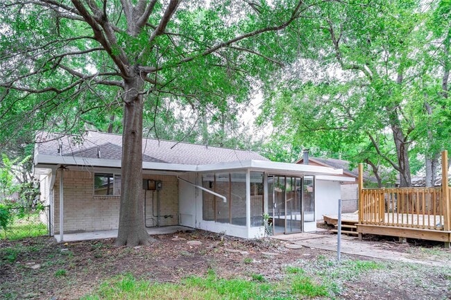 Building Photo - 9214 Woodland Oaks Dr