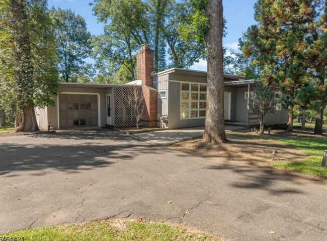 Building Photo - 879 Vosseller Ave
