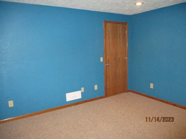 Building Photo - Half off Move In Month Rent!