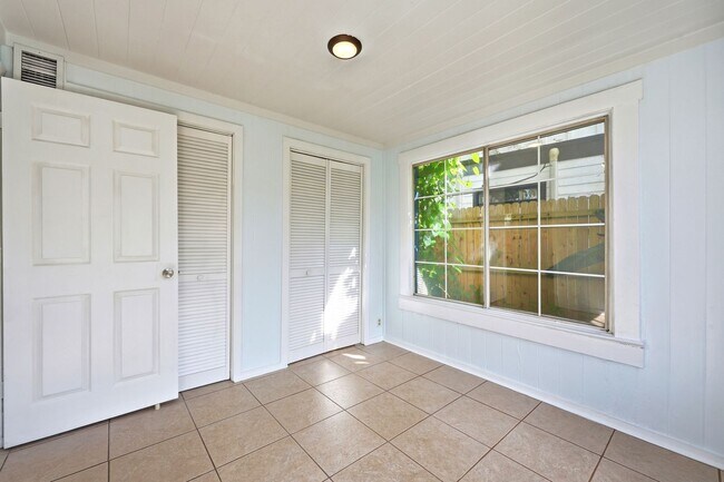 Building Photo - Neptune Beach Bungalow