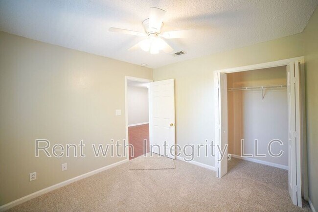 Building Photo - 1100 Greentree Ct