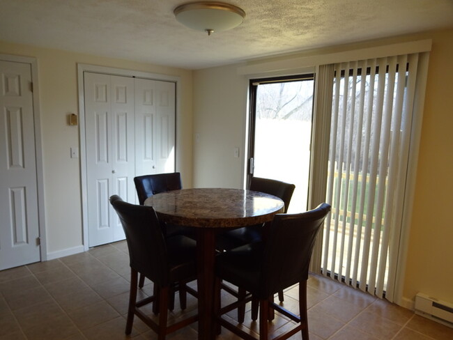 Building Photo - Furnished 2 Bed/1.5 bath townhouse.