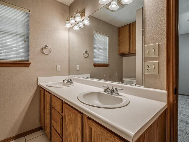 Building Photo - 304 Eccell Ct