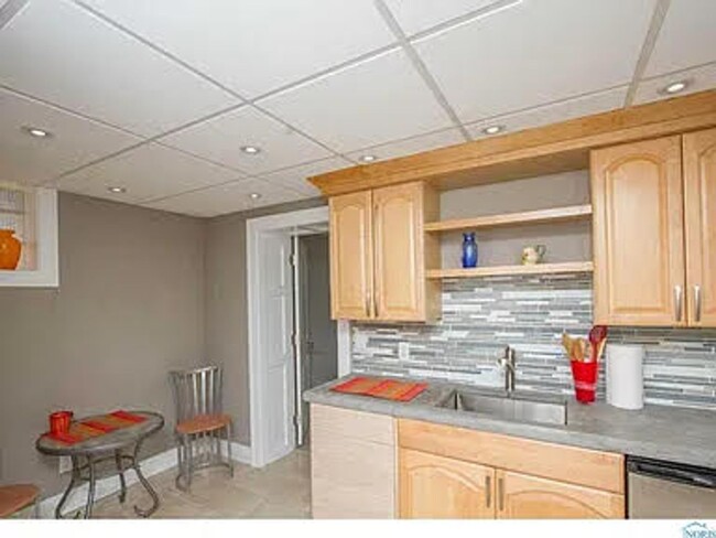 Building Photo - Large home in a convenient location