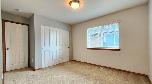 Building Photo - Home in Everett 3 Beds 2.5 bath - Pet Frie...