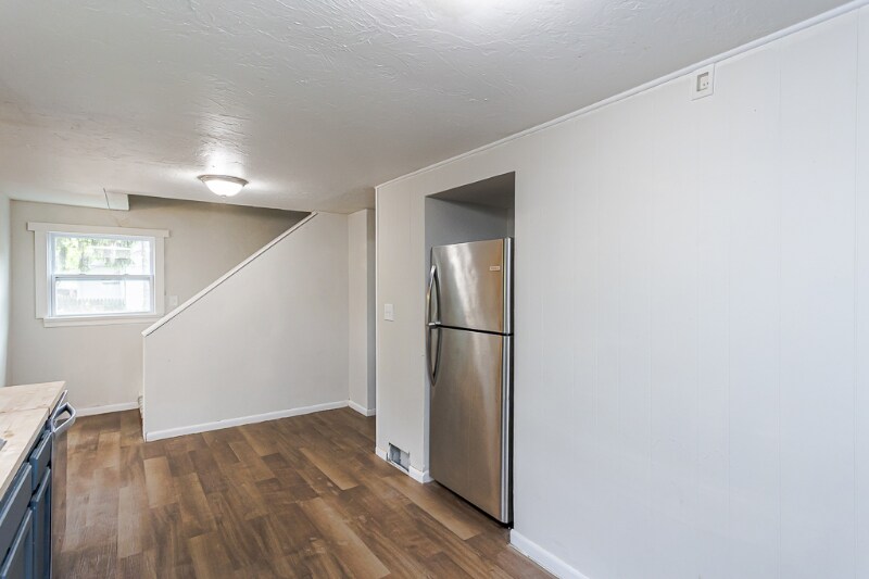 Building Photo - 4440 Fairview Dr