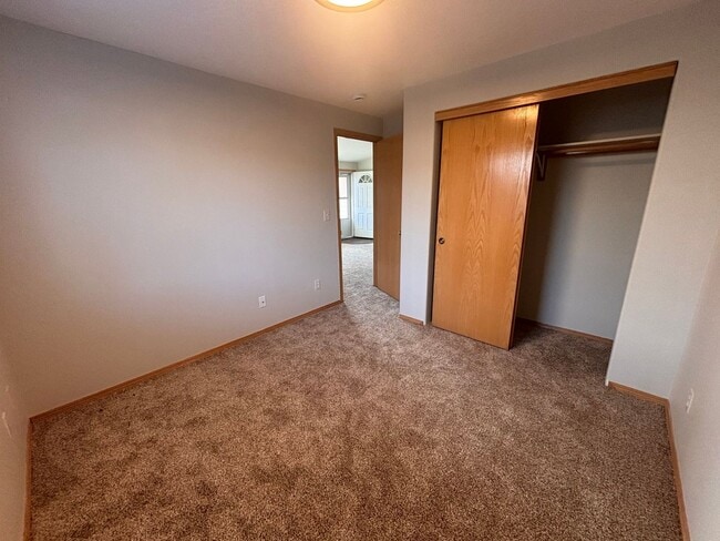 Building Photo - Spacious 3 Bedroom 2 bathroom Duplex
