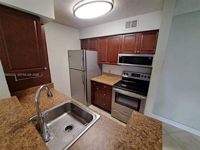 Building Photo - 3200 N Palm Aire Dr