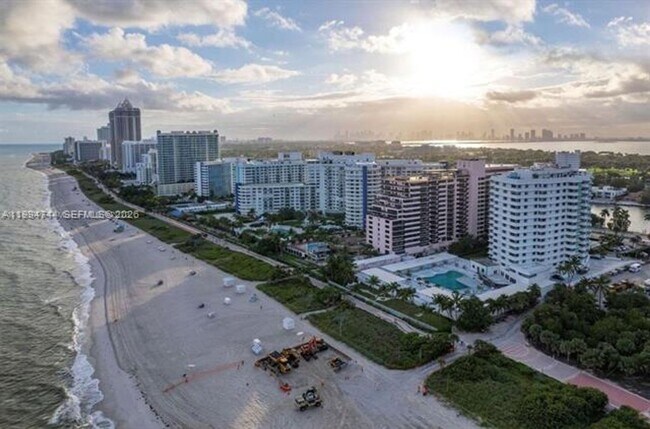 Building Photo - 5255 Collins Ave