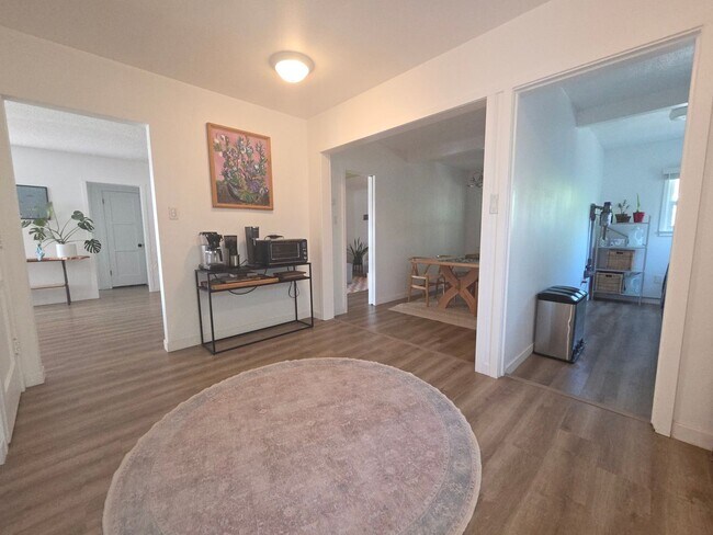 Building Photo - Mid-town Ventura 3 Bedroom 2 bath single level home