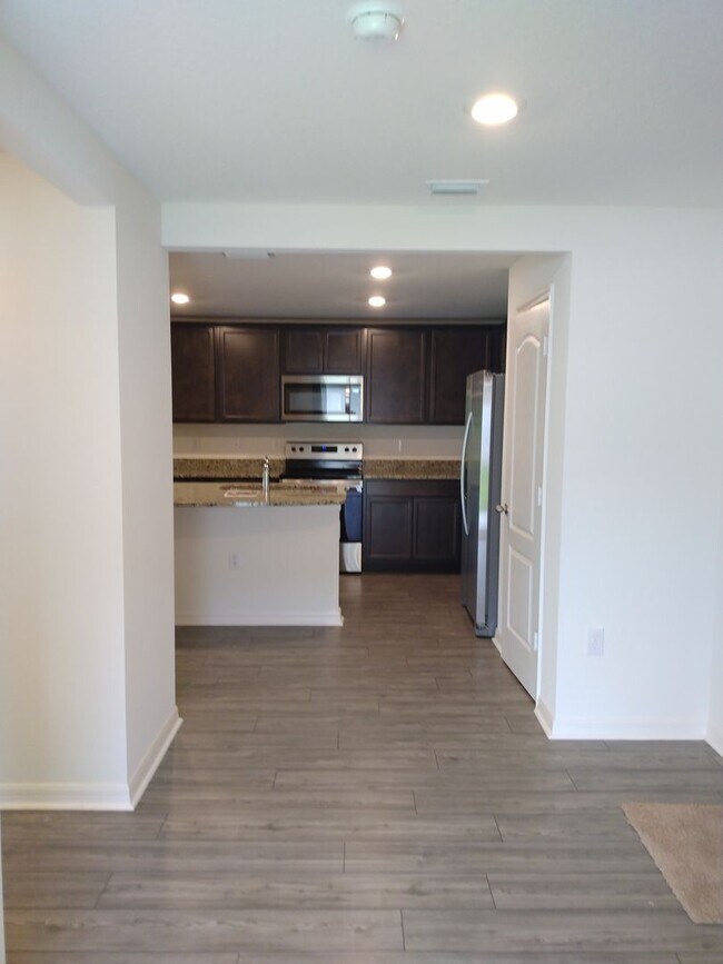 Building Photo - Newer 3 Bedroom 2 Bathroom Villa Home Silver Ridge