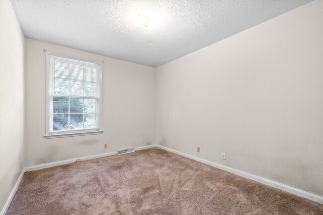 Building Photo - 3 Bedroom Home For Rent Near Downtown Clar...