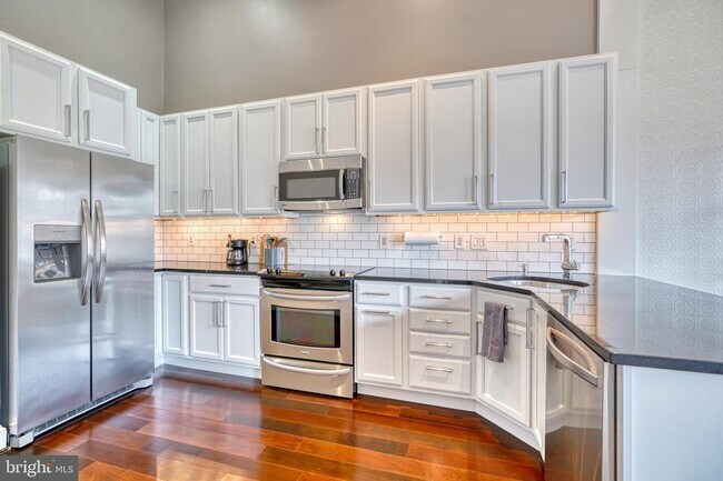 Building Photo - 12 E Mt Vernon Pl