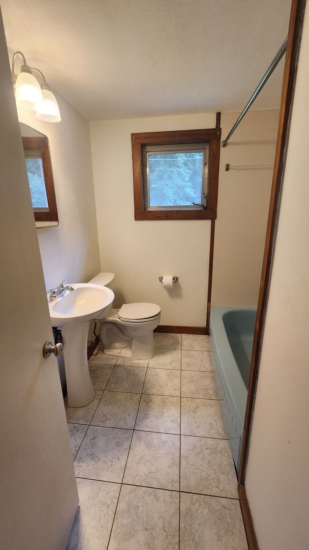 Building Photo - 3 Bedroom 1 Bathroom House