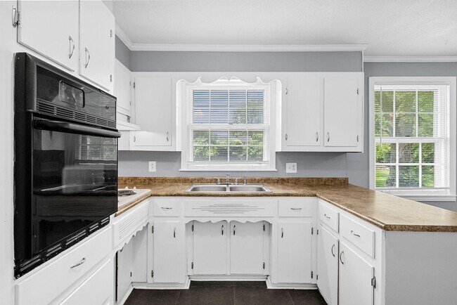 Building Photo - 3 Bedroom Pet Friendly Home For Rent!