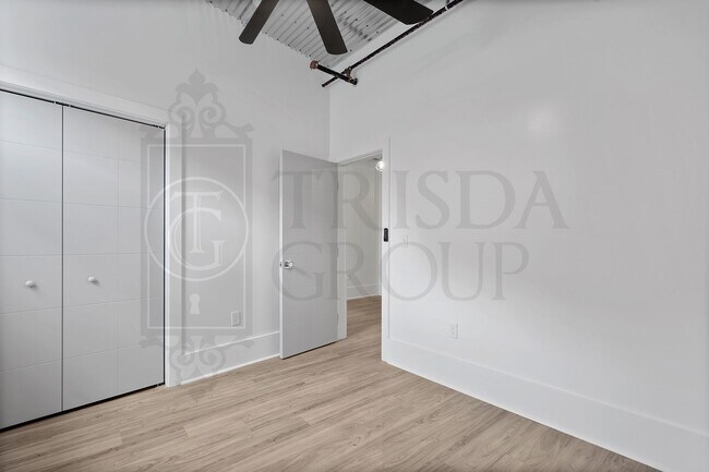 Building Photo - Apt 4 Avail July 18th!  Unique 2 BR, 2 BATH Apt in the HEART of Mt Washington!  3 Off Street Park...