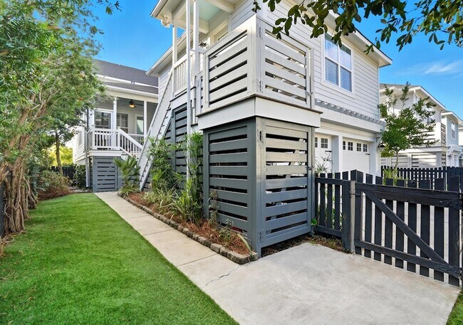 Building Photo - 2548 Josiah St