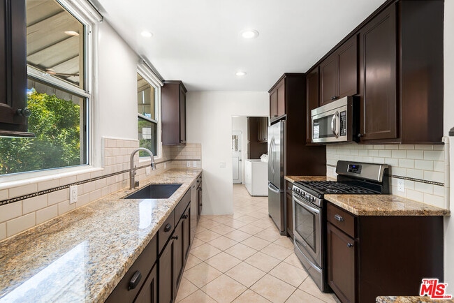 Building Photo - 119 N Orange Dr