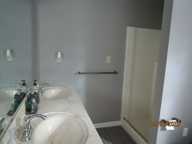 Building Photo - 802 Greenview Cir