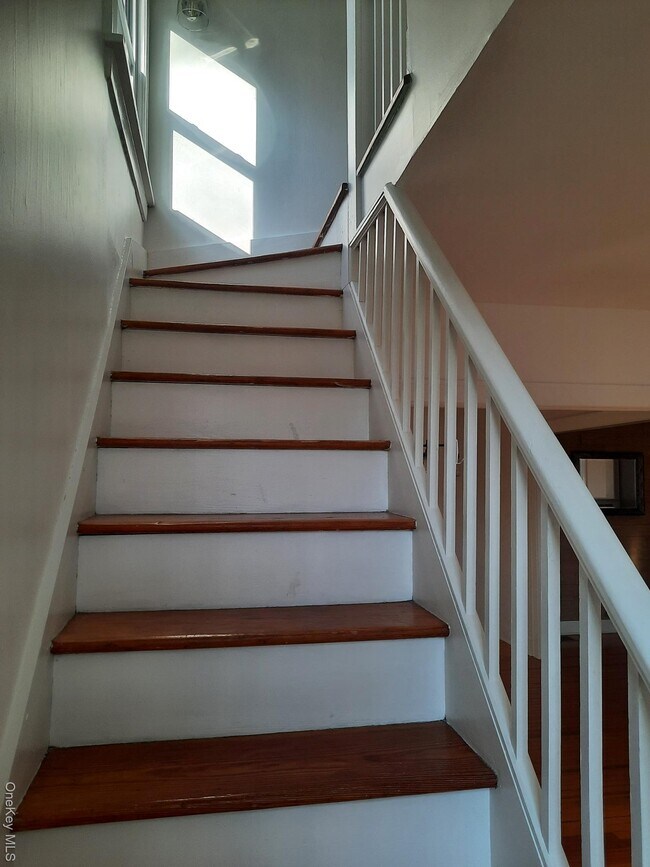 Building Photo - 23 Valley Ave