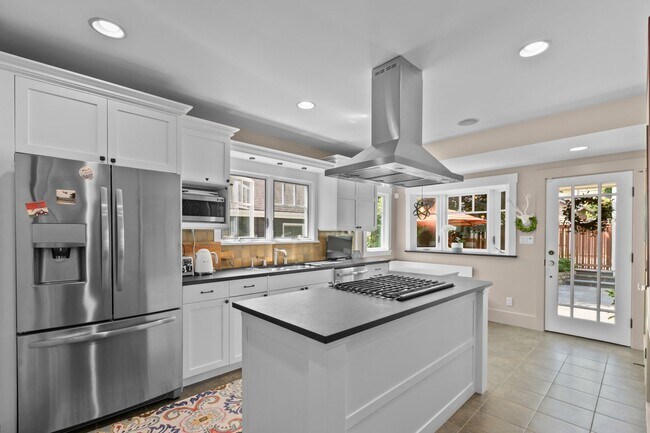 Building Photo - 3bd/1.75ba Seattle Home