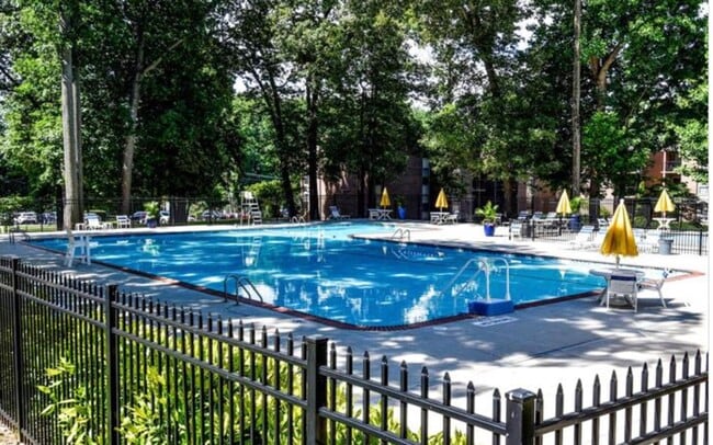 Building Photo - Well-Appointed 2 Bed 1 Bath Condo In Vibra...