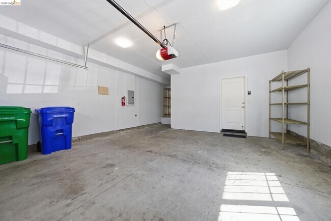 Building Photo - 817 Estancia Ter