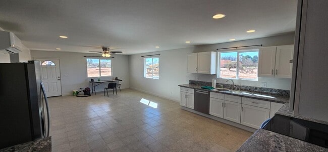 Building Photo - 537 E Ash St