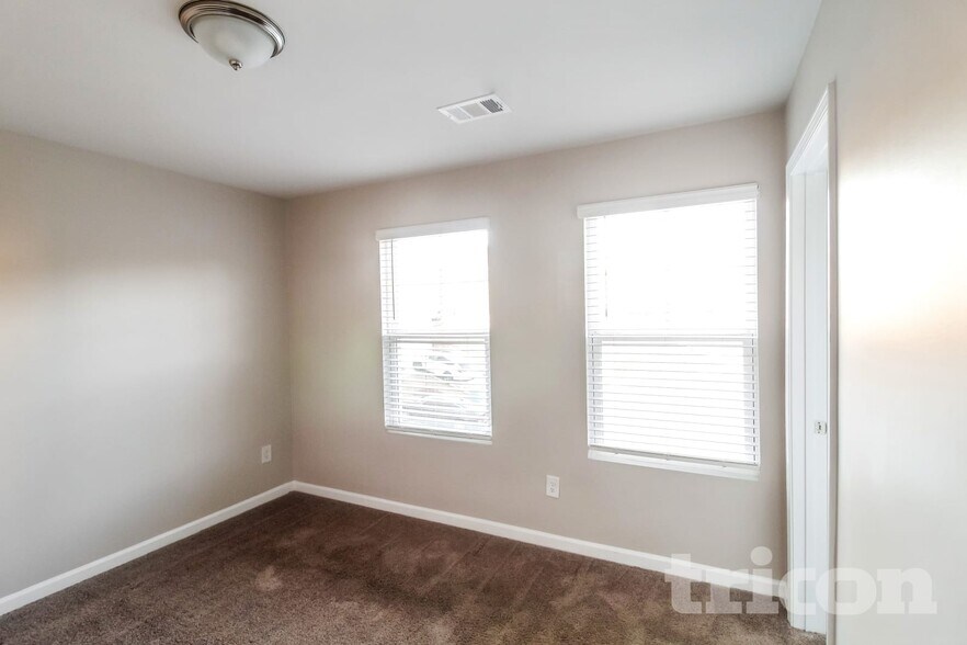 Building Photo - 2867 McKenzie Dr