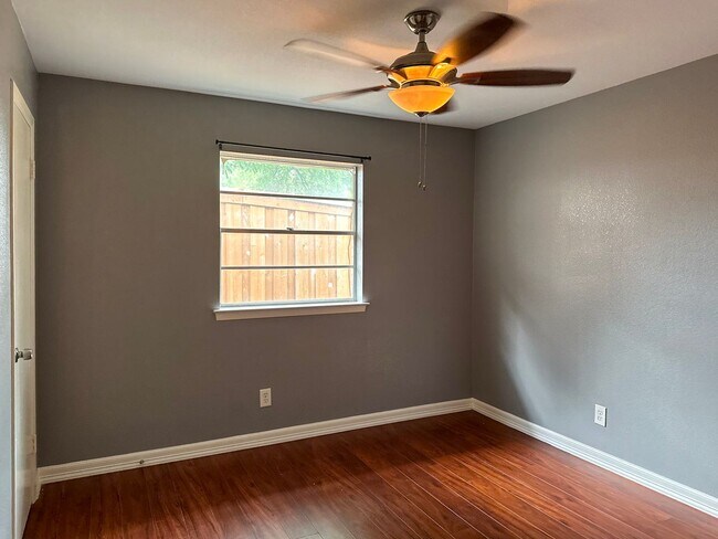 Building Photo - 3 Bedroom / 2 Bath / 2 Car Garage w/ a POOL!