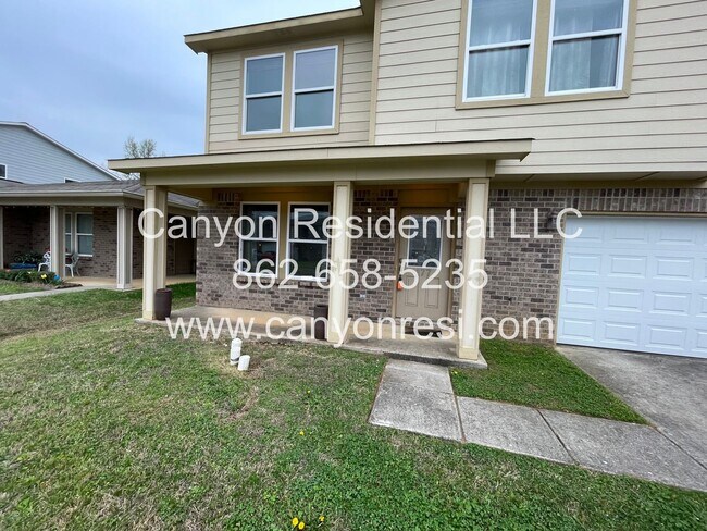 Building Photo - Great Location the spacious 3BR 3BA won't last long!