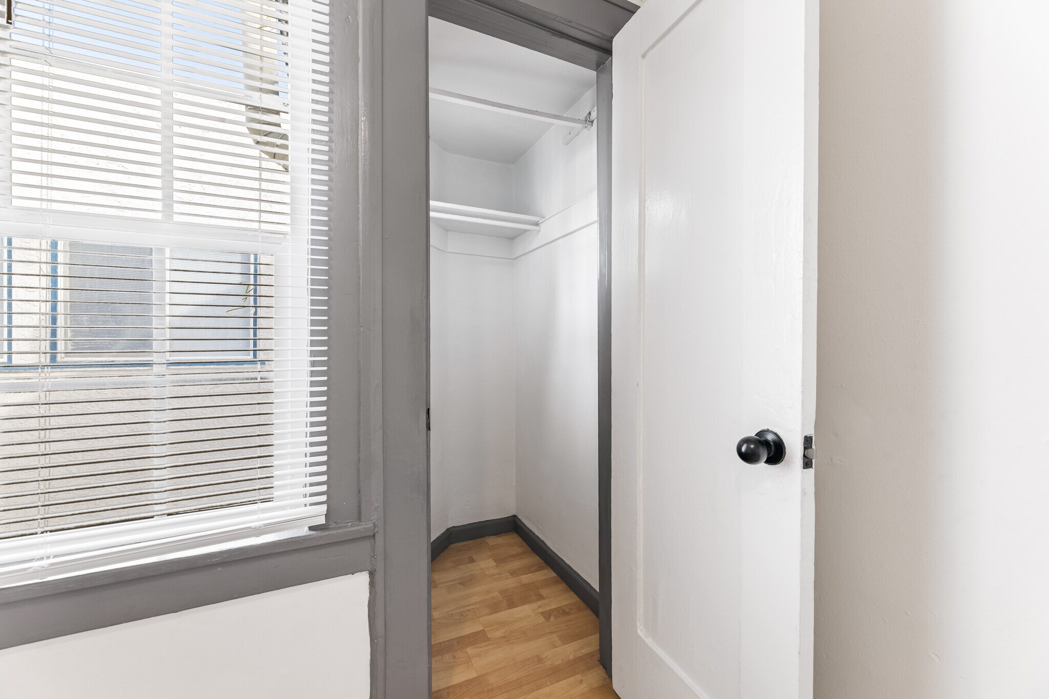 Building Photo - 1339 S Sycamore Ave