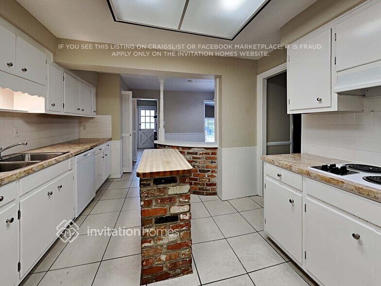 Building Photo - 14298 Hetrick Cir S
