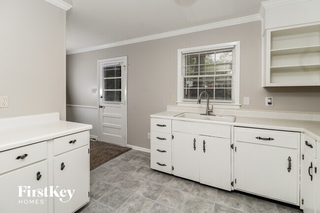 Building Photo - 2909 Stratford Dr