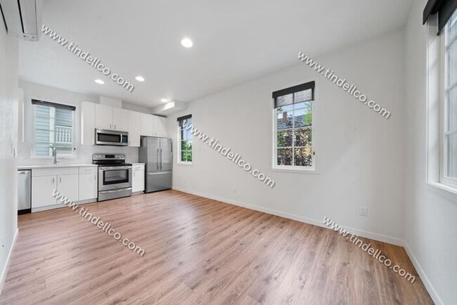 Building Photo - Sleek 3-Level Townhome in Hosford-Abernethy – Pet Friendly with W/S/G Included!